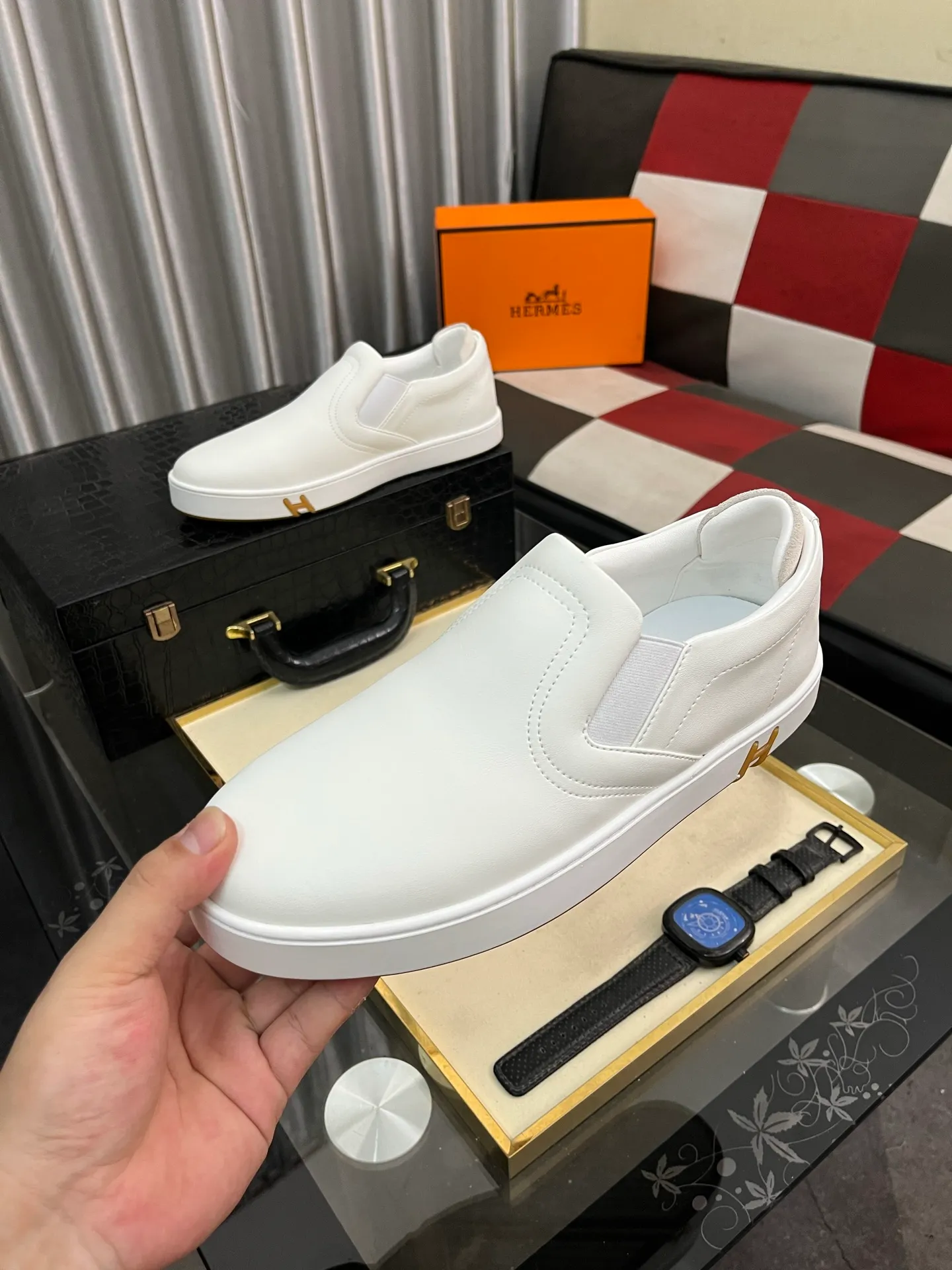 Men's Men's Shoes💰458⌚️⌚️HERMES/Hermès Hugo sneakers are casual men's shoes. These sneakers are made of imported first-layer cowhide leather and breathable mesh design. The contrasting color design creates a dynamic and modern shape. The front end of the toe is decorated with natural-color rubber inlays, making it novel and fashionable. The texture is incomparable, with cowhide lining and cowhide foot pads, the upper foot is comfortable and breathable, and the rubber sole is decorated with geometric patterns and iconic "H" details. A very personal one! Size: 38-44